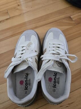 Iconic Low-Top White & Gray Casual Sneakers